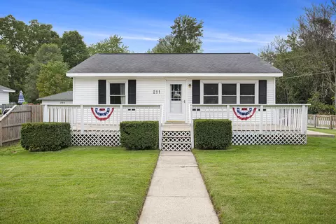 211 N Lake Ave, Spring Lake, MI 49456