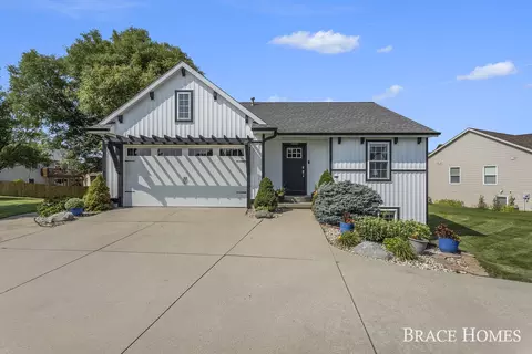8713 Willow Creek Dr, Jenison, MI 49428