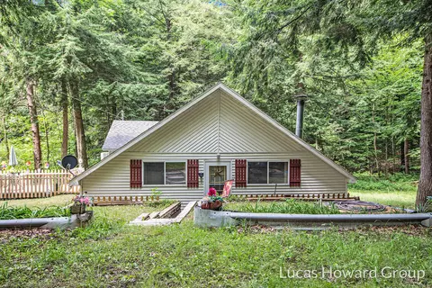 3141 N Lincoln Ave, White Cloud, MI 49349