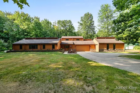 9034 Oriole Dr, Coopersville, MI 49404