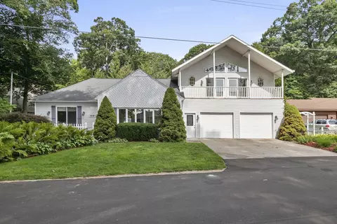 1081 Maple Walk Dr, Holland, MI 49424