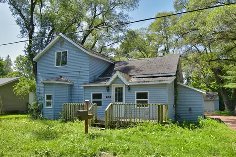206 Pleasant St, Hartford, MI 49057