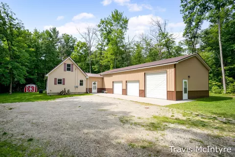 4568 S Croton-hardy Dr, Newaygo, MI 49337