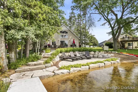 8834 Navaho Trl, Howard City, MI 49329