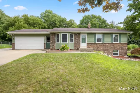 5560 Rockbluff Dr NE, Comstock Park, MI 49321