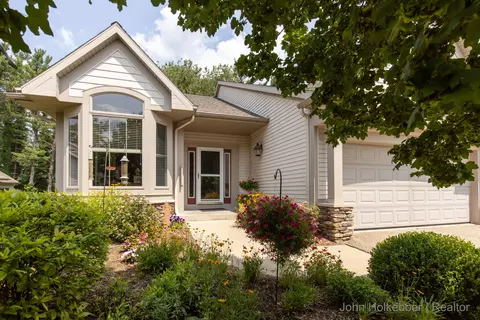 2875 Willow Lane Ct NE, Grand Rapids, MI 49525