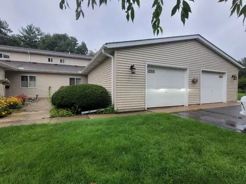 1055 Wedgewood Dr, Plainwell, MI 49080