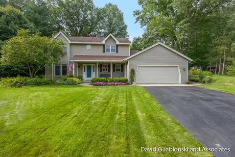 7936 Creekwood Ct SE, Alto, MI 49302