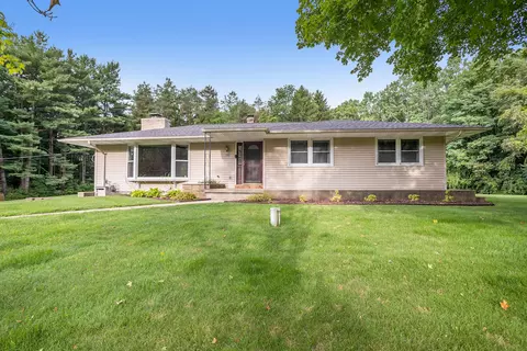135 Berry Hill Dr, Battle Creek, MI 49014