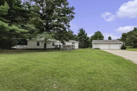 8828 E 80th St, Howard City, MI 49329