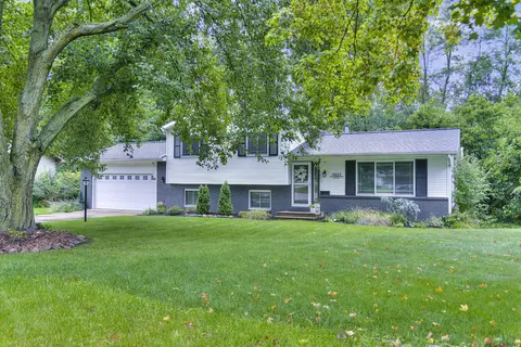 3812 Deerfield Dr, Jackson, MI 49203 photo 2