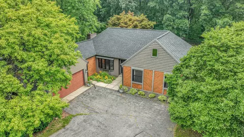 152 Club View Dr, Kalamazoo, MI 49009