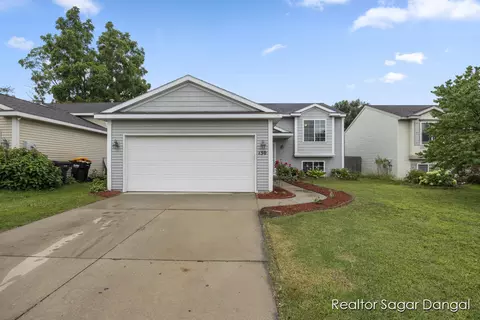 130 Regent St SE, Kentwood, MI 49548