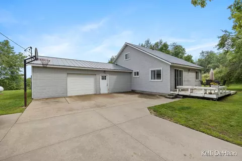 9185 15 Mile Rd, Paris, MI 49338