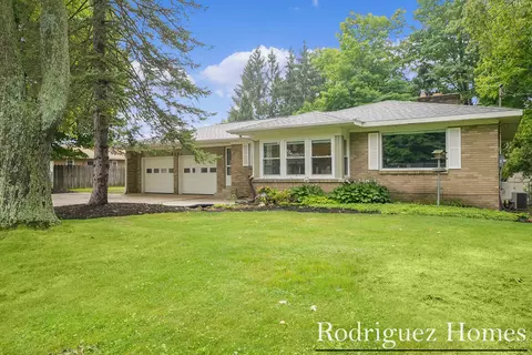 2360 Bauer Rd, Jenison, MI 49428