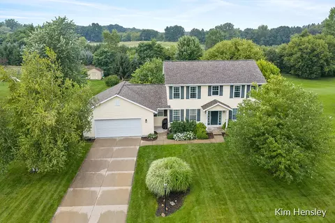 9337 Crest Circle Dr NE, Rockford, MI 49341