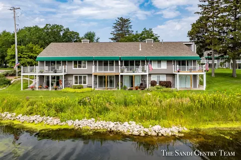 604 Edgewater Ct, Spring Lake, MI 49456