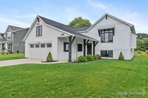 9214 Hessler Dr NE, Rockford, MI 49341