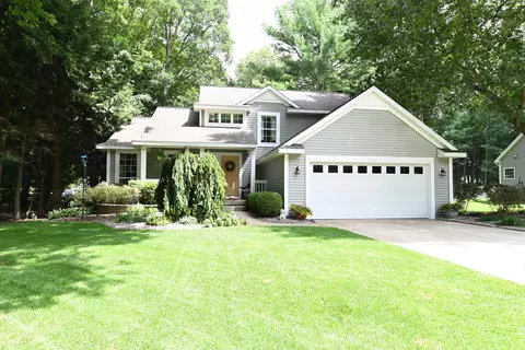13462 Greenbriar Dr, Grand Haven, MI 49417