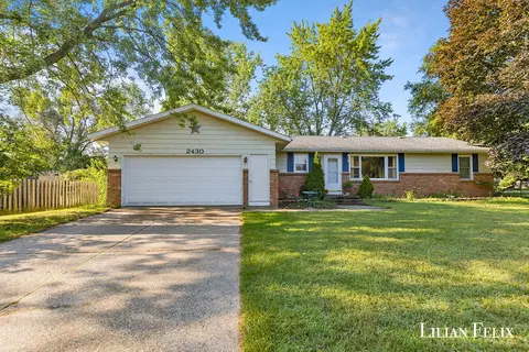 2430 Oak Hollow Dr, Jenison, MI 49428