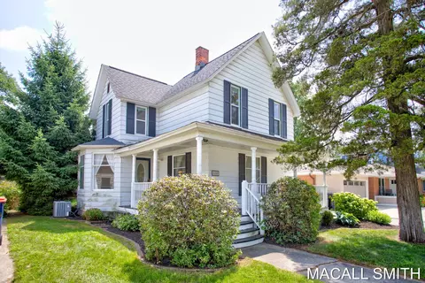 588 Crescent Dr, Holland, MI 49423