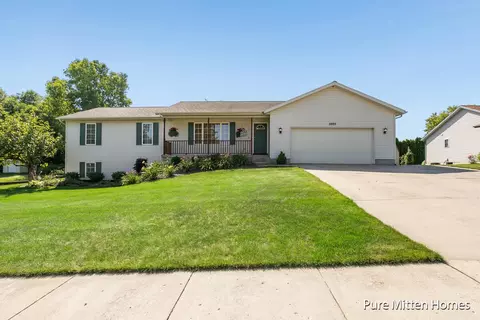 5925 Grand Oaks Dr NE, Comstock Park, MI 49321