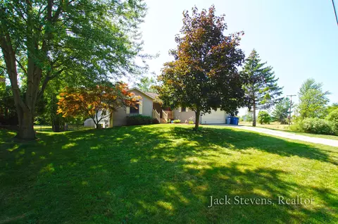 464 Lincoln St, Coopersville, MI 49404