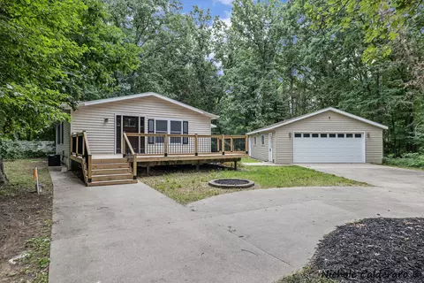 8114 Chippewa Ct, Howard City, MI 49329