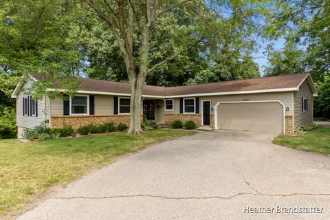 2605 Scenicview Dr NE, Grand Rapids, MI 49525