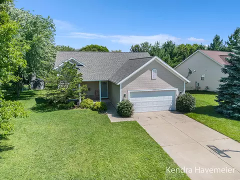 11022 Pinecreek Ct, Allendale, MI 49401