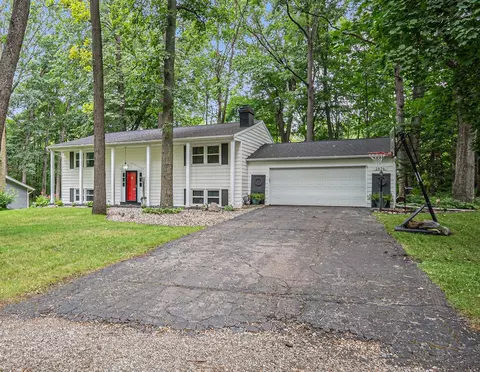 2876 N Oak Creek Dr, Jackson, MI 49201