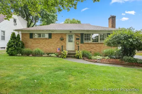 1908 Fruitwood Dr NW, Grand Rapids, MI 49504