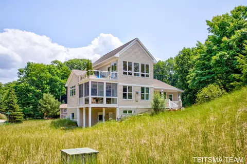 9435 Lakeview Ct, West Olive, MI 49460