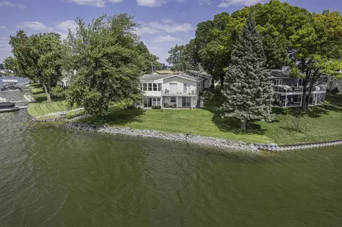 152 Castlewood Dr, Brooklyn, MI 49230