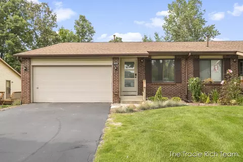 4976 Castle Hill Ct NE, Rockford, MI 49341