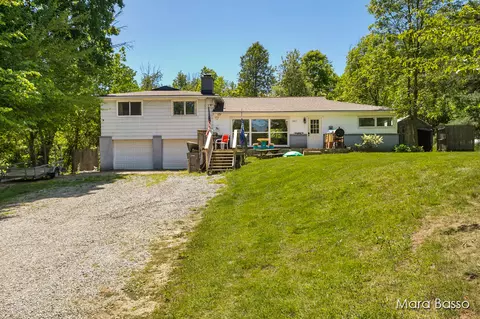 12671 Farr Rd, Ravenna, MI 49451