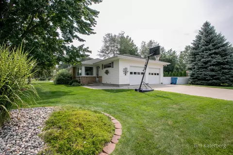 6451 Orchid Dr, Jenison, MI 49428