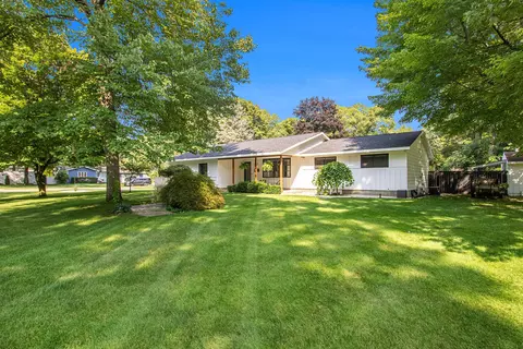 986 Cheboygan Dr, Muskegon, MI 49445