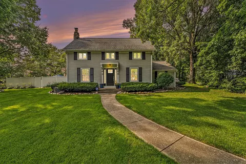 585 Wallinwood Ln, Jenison, MI 49428