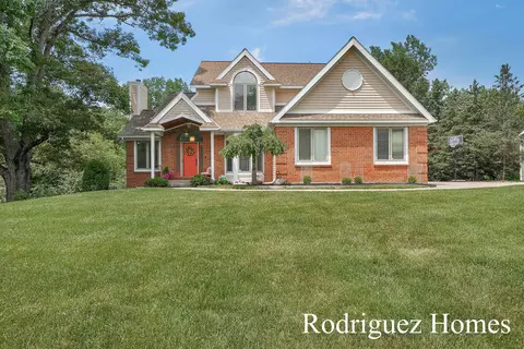 815 Bradford Hollow Dr NE, Grand Rapids, MI 49525
