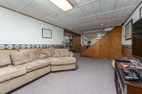 431 East Dr, Marshall, MI 49068