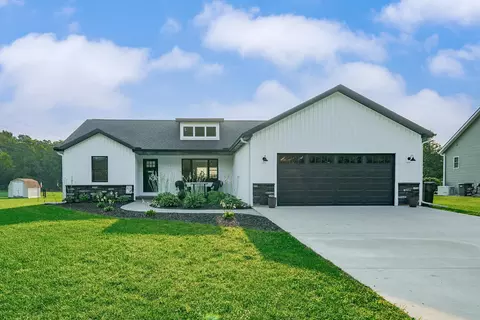 519 Foxmoor Dr, Plainwell, MI 49080