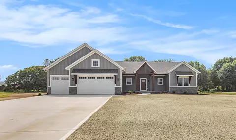 6194 Fennview Dr, Fennville, MI 49408