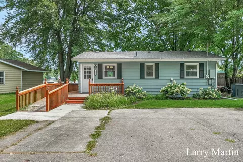 9064 Loveless Dr NE, Rockford, MI 49341