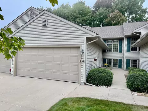 738 Tournament Cir, Norton Shores, MI 49444