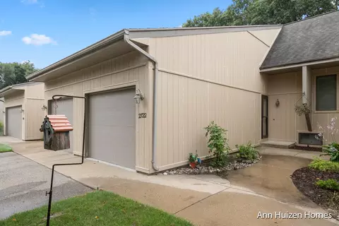 2722 Sandstone Ter NE, Grand Rapids, MI 49525