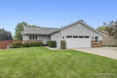 2111 Oak Hollow Dr SW, Jenison, MI 49428