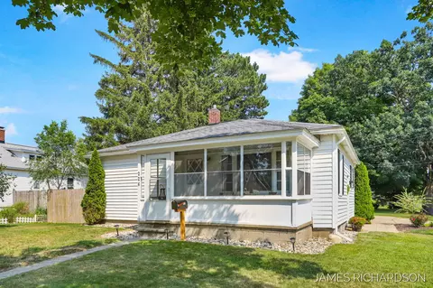 226 Prospect St, Spring Lake, MI 49456