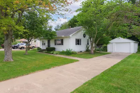 504 N Maple St, Fennville, MI 49408