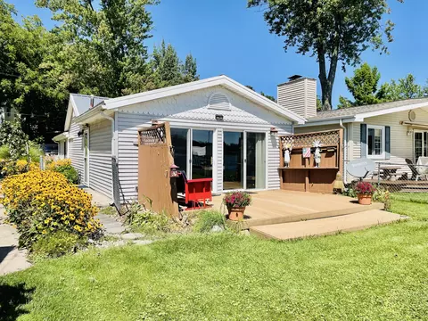 672 Lakeview Dr, Lake Odessa, MI 48849